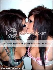 emo-girls-kissing-142028.jpg