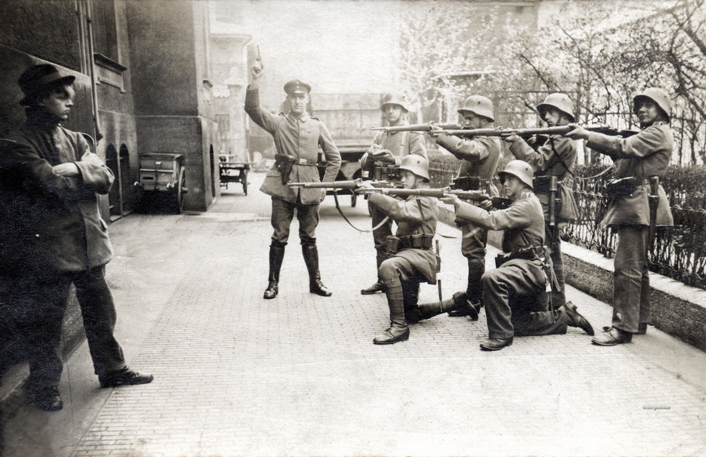 Execution+of+a+German+Communist+in+Munich,+1919.jpg