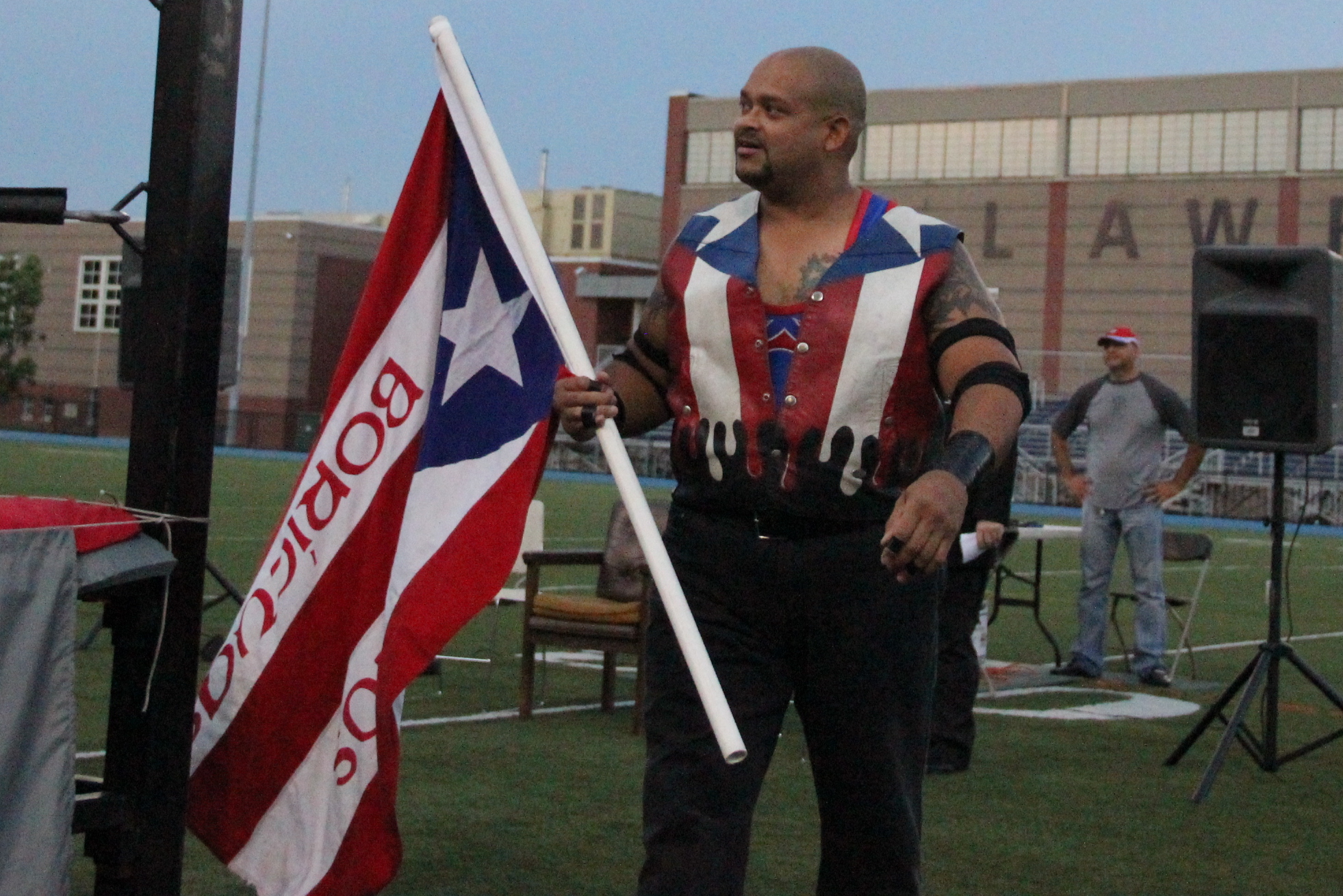 Savio_Vega_with_a_Los_Boricuas_flag.jpg