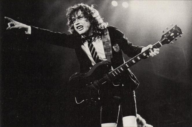 Angus-Young-ac-dc-4157868-664-439.jpg