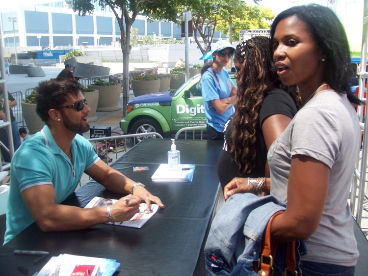 Summerslam-Axxess-2011-justin-gabriel-25150950-750-562.jpg