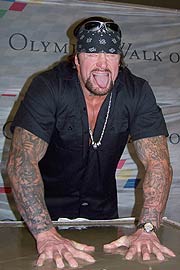 04twwe_undertaker11.jpg