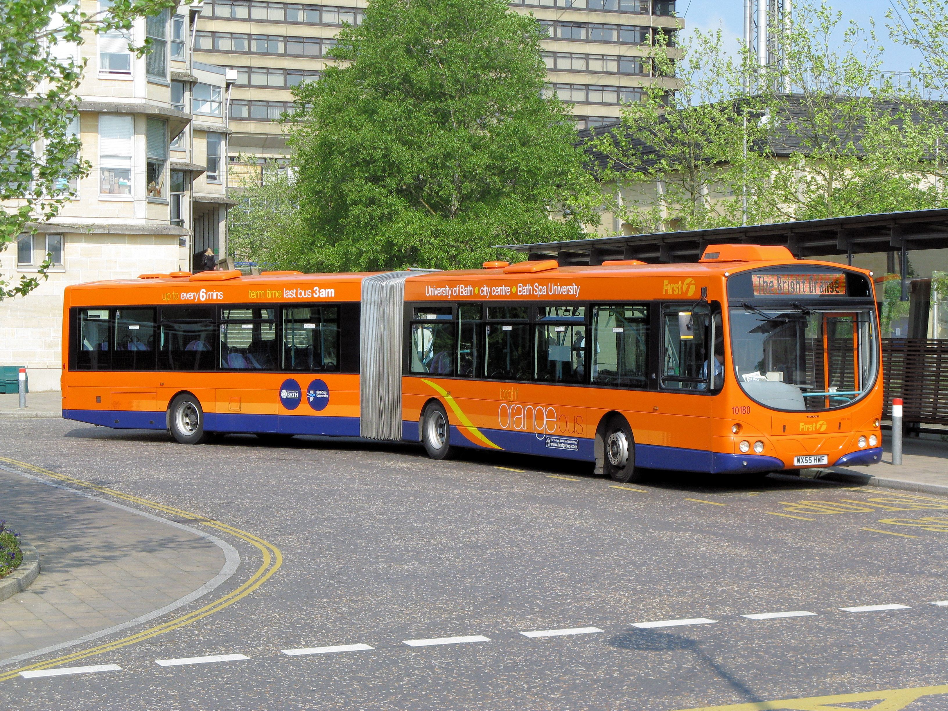 Bendy_bus_at_the_university_of_bath_arp.jpg