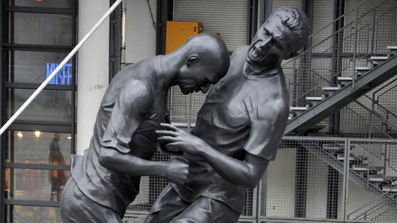 int_120926_Soccer_Zidane_statue.jpg