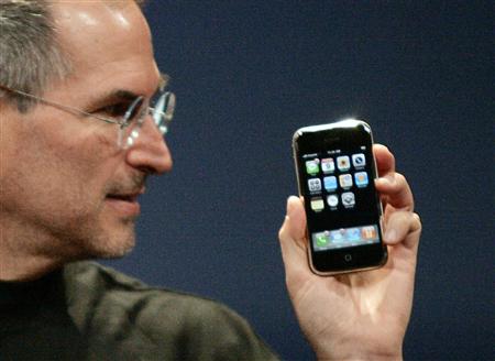 jobs_iphone.jpg